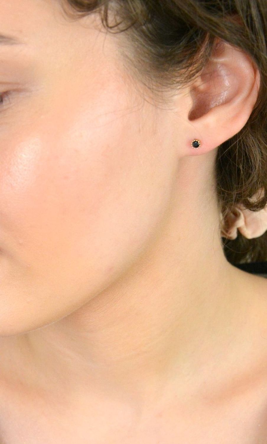 Kolczyki złote z czarną cyrkonią pr 585, KL 8080A 585 Dodaj odrobinę elegancji i charakteru do swojej biżuteryjnej kolekcji dzięki złotym kolczykom z czarną cyrkonią.1.jpg